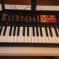 Tastiera elettronica Yamaha PSRF51 con supporto.