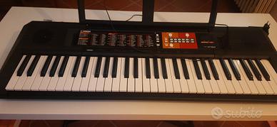 Tastiera elettronica Yamaha PSRF51 con supporto.