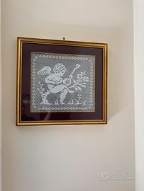 Quadro con putto realizzato all’uncinetto