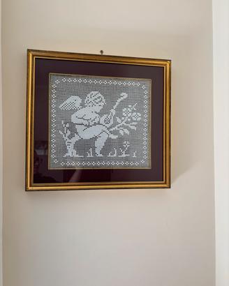 Quadro con putto realizzato all’uncinetto