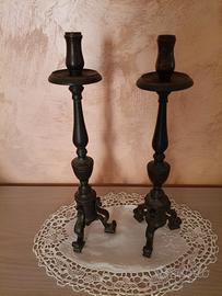 Coppia di antichi candelabri in ottone massiccio