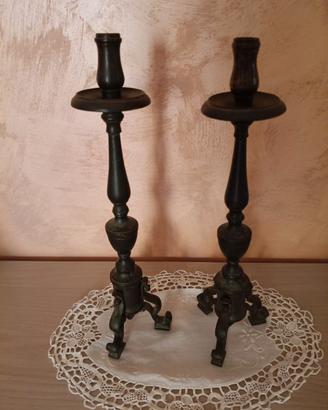 Coppia di antichi candelabri in ottone massiccio