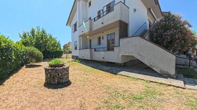 Appartamento di 225 m² con 5 locali e box auto a S