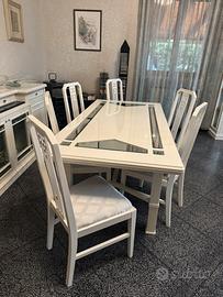 Tavolo con sei sedie