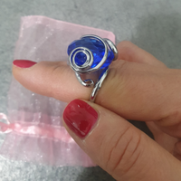 Anello con pietra in vetro blu