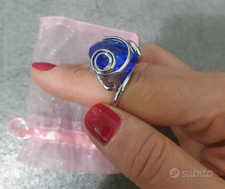 Anello con pietra in vetro blu