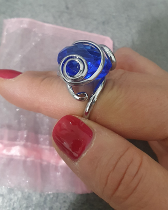 Anello con pietra in vetro blu