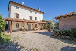 Villa indipendente con dependance e spazio per ...