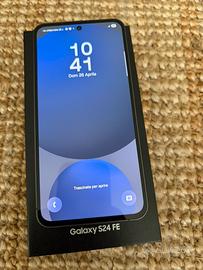 Samsung S24 FE con alimentatore cover e pellicole