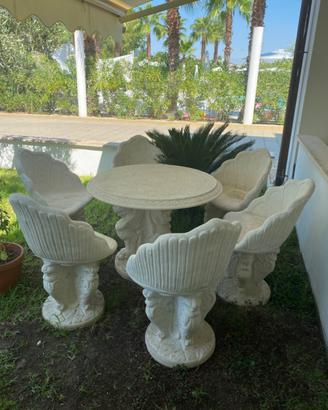 Tavolo con sedie da giardino