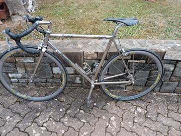 Bicicletta in titanio