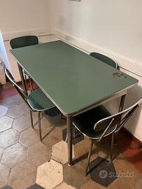 Tavolo da cucina con 4 sedie