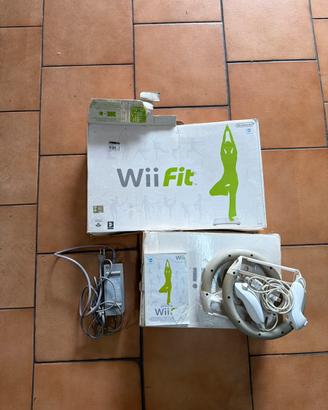 Nintendo Wii con Wiifit, 2 controller, 2 volanti
