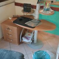 scrivania modulare con mensole poltrona in eco pel