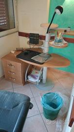 scrivania modulare con mensole poltrona in eco pel