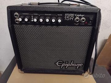 Chitarra elettrica con custodia e amplifica