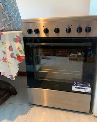 Cucina con piano cottura vetroceramica a induzione