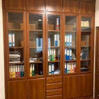 Libreria in legno noce con vetrine per studio – Ot