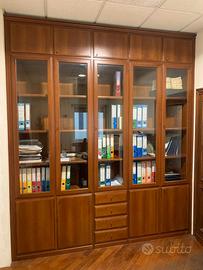 Libreria in legno noce con vetrine per studio – Ot