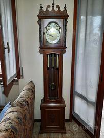 orologio a pendolo a terra