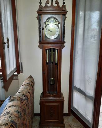 orologio a pendolo a terra