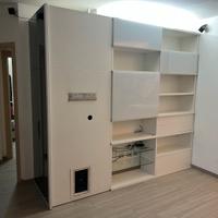 Armadio bianco lucido con vano tv e specchio a sx