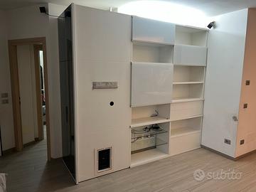 Armadio bianco lucido con vano tv e specchio a sx