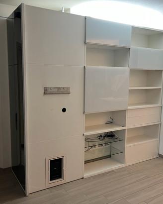Armadio bianco lucido con vano tv e specchio a sx