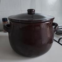 pentola in terracotta con coperchio