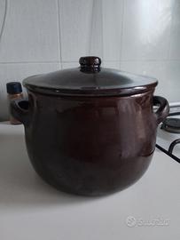 pentola in terracotta con coperchio