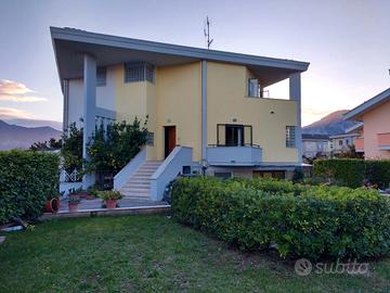 Villa Bi-familiare con Ampio Giardino