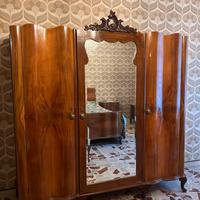 Armadio vintage bombato a 3 ante con specchio