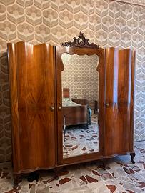 Armadio vintage bombato a 3 ante con specchio