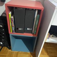 due librerie a cubo ikea rosso e blu