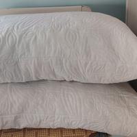 Letto matrimoniale con cuscini