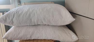 Letto matrimoniale con cuscini