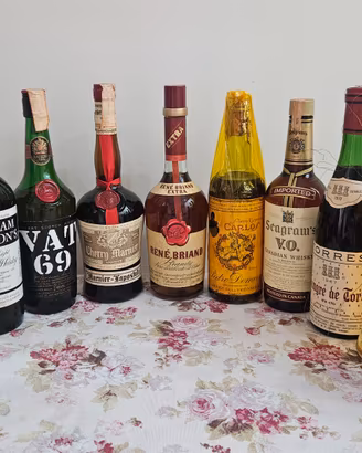 lotto 11 bottiglie liquiori e whisky da collezzion