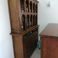 Mobile bar con sgabelli 