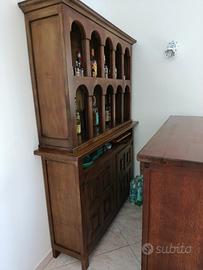 Mobile bar con sgabelli 