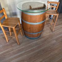 Botte con ripiano in vetro e due sgabelli