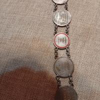 bracciale vintage con medaglie sportive.