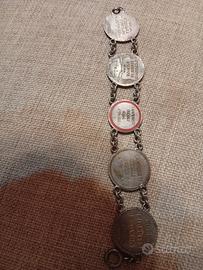 bracciale vintage con medaglie sportive.