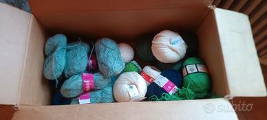 Gomitoli di lana nuovi