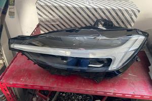 VOLVO XC60 ANNO 2022 FARO ANT. SX LED