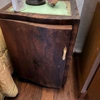 Coppia di comodino in legno con cassetto