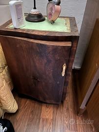 Coppia di comodino in legno con cassetto