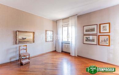TRILOCALE AL PIANO RIALZATO IN CENTRO!