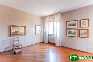 TRILOCALE AL PIANO RIALZATO IN CENTRO!