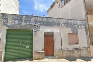 CASA INDIPENDENTE SU DUE LATI CON BOX
