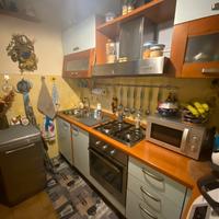 Cucina intera con aggiunta lavastoviglie e frigo